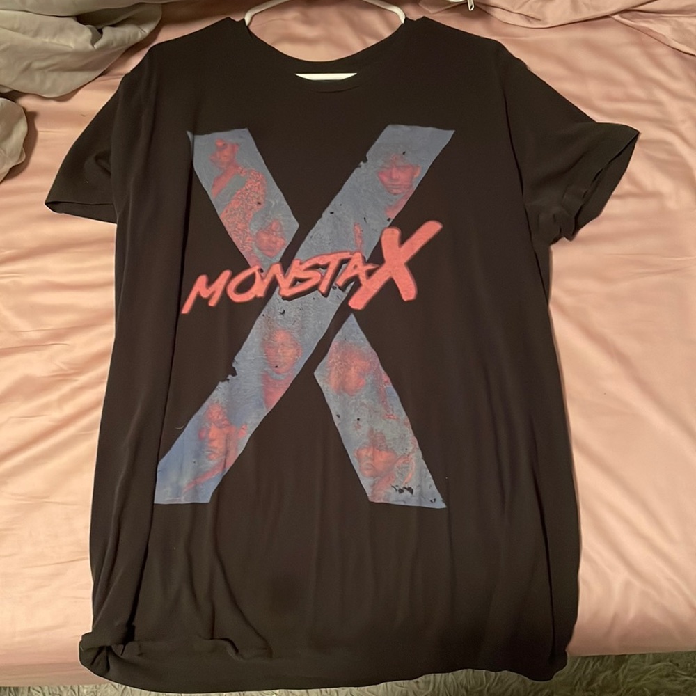 black MONSTA X K-POP tshirt